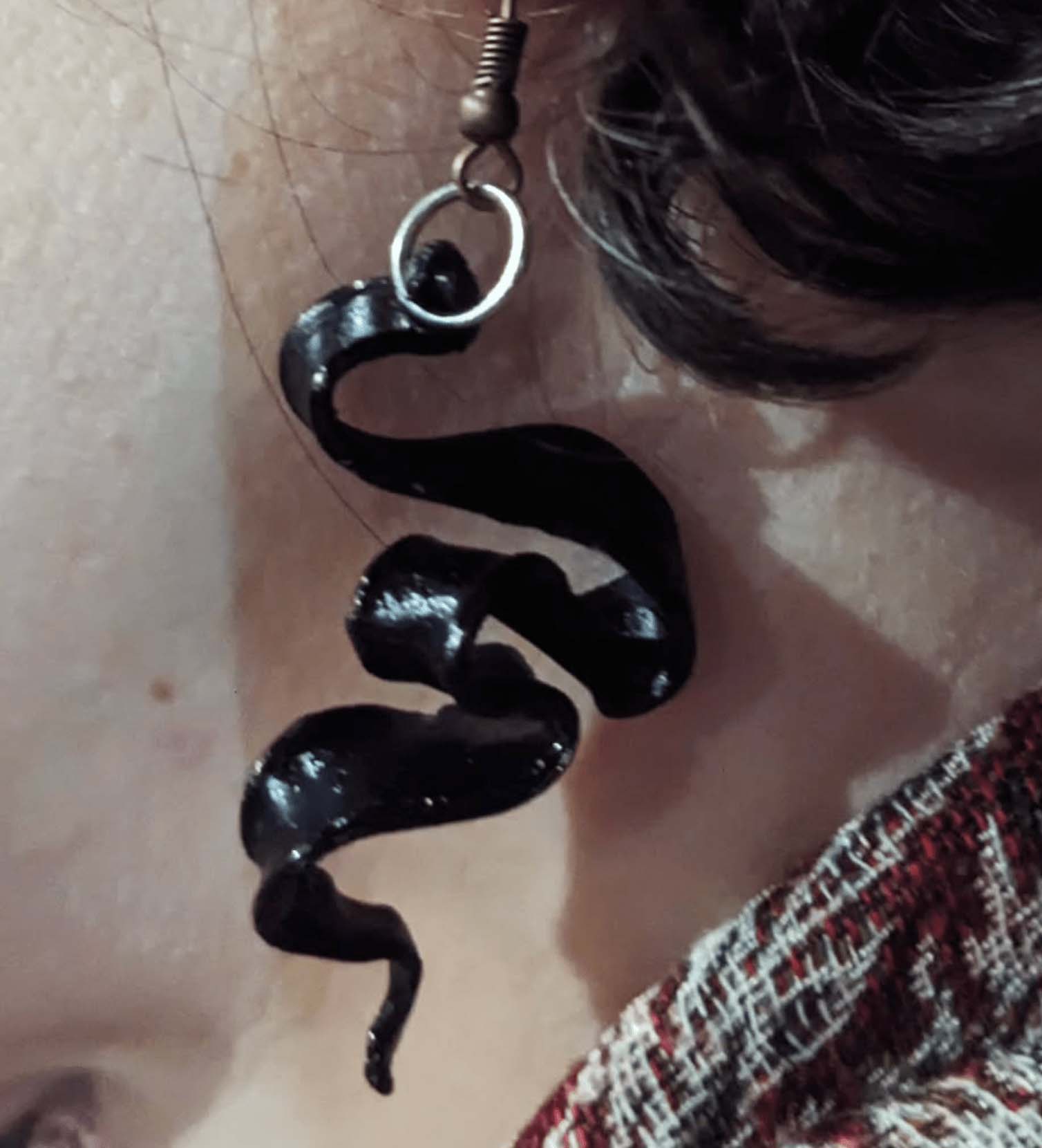 Naslovnica likovne delavnice - Nakit iz vinilk.